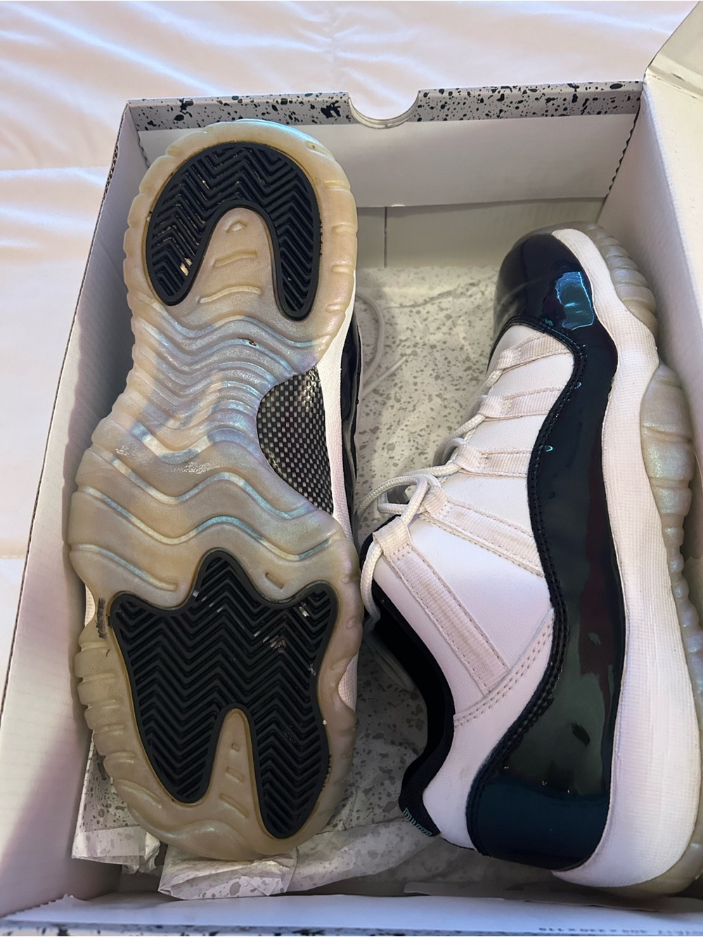 LOW TOP JORDAN WHITE, VERY DARK GREEN THAT LOOKS BLACK 7 YOUTH(BIG KID) Woman 9 - Picture 2 of 3